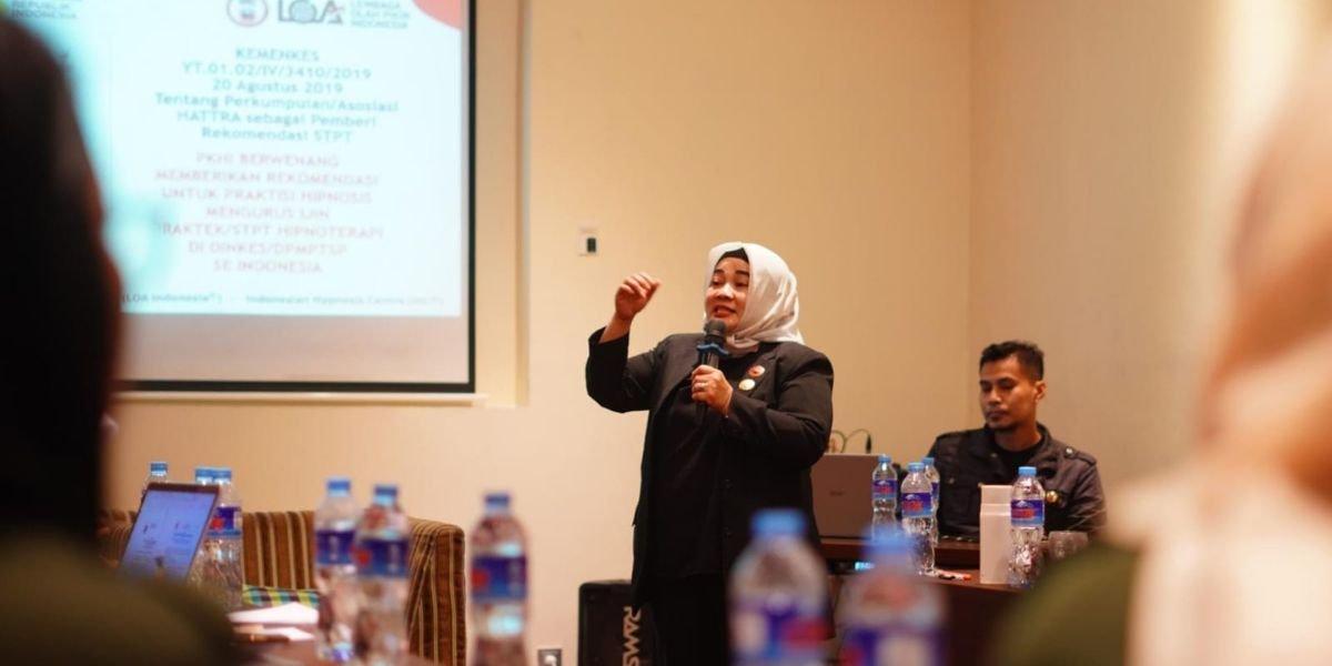 drg. Suniti, Sp.PM., Cht., CI,. merupakan pakar penyakit mulut dan Hypnotherapy Gigi