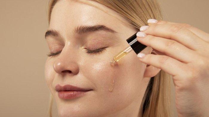 ilustrasi penggunaan face oil, berikut jenis kulit yang bisa menggunakan face oil dan waktu terbaik untuk menggunakannya