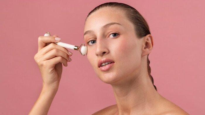 Ilustrasi penggunaan face roller, apakah efektif untuk meniruskan wajah?