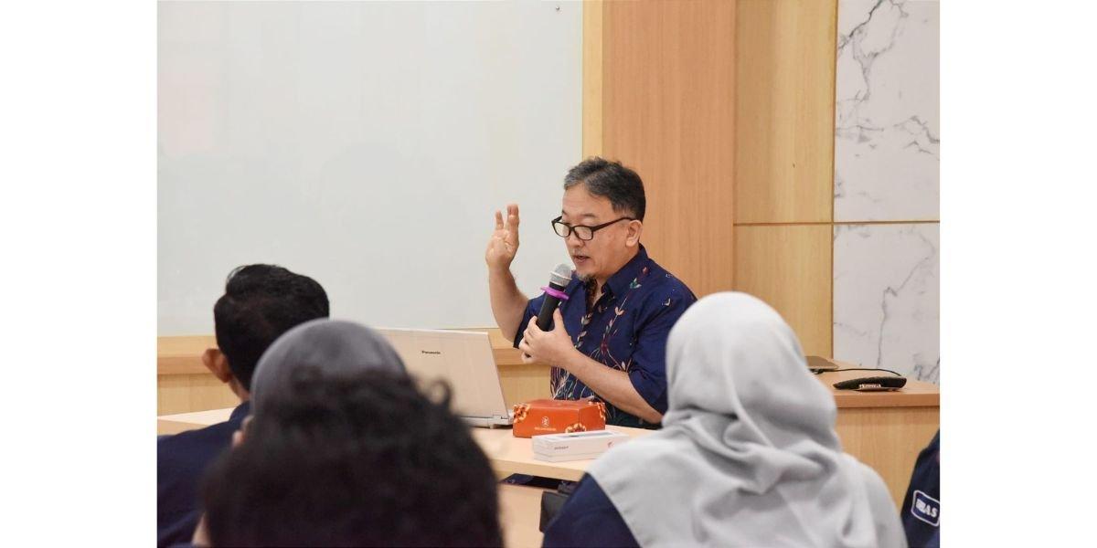 Prof. Eiji Tanaka menjelaskan tentang Clinical Applications of Miniscrew in Orthodontics