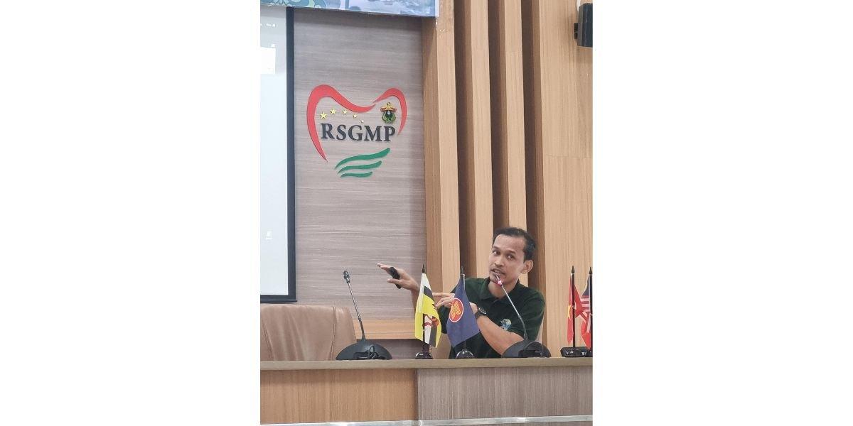 drg. Syaril Samad, Sp.BMM., SubSp TMF-TMJ(K) menjadi narasumber utama pada kegiatan kegiatan Sharing Session Post Fellowship yang bertajuk “Experienced in Post Fellowship of Trauma Maxillofacial and Temporomandibular Joint”