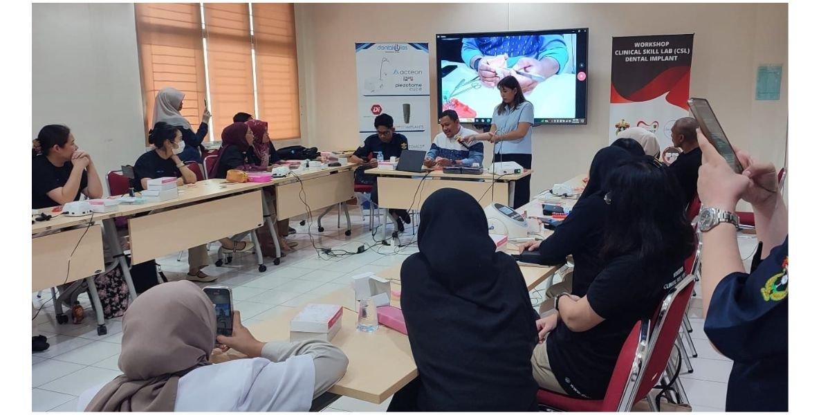 Simulasi prosedur pemasangan implan gigi secara langsung, yang didampingi para fasilitator dari tiga program studi dan tim dari Dentalities Makassar