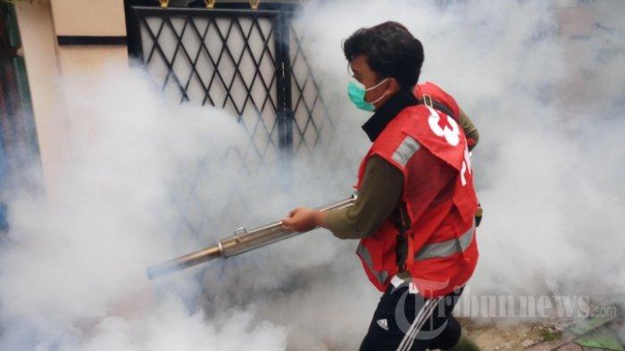 Relawan PMI.Kota Tangerang, sedang melakukan pengasapan sarang nyamuk di lingkungan Rw 06 Kelurahan Bugel, Kecamatan Karawaci, Kota Tangerang, Selasa (9/3/2021). Pengasapan dilakukan atas permintaan warga setelah sejumlah warga di wilayah ini terserang gigitan nyamuk aedes aegypti penyebar virus penyakit demam berdarah.