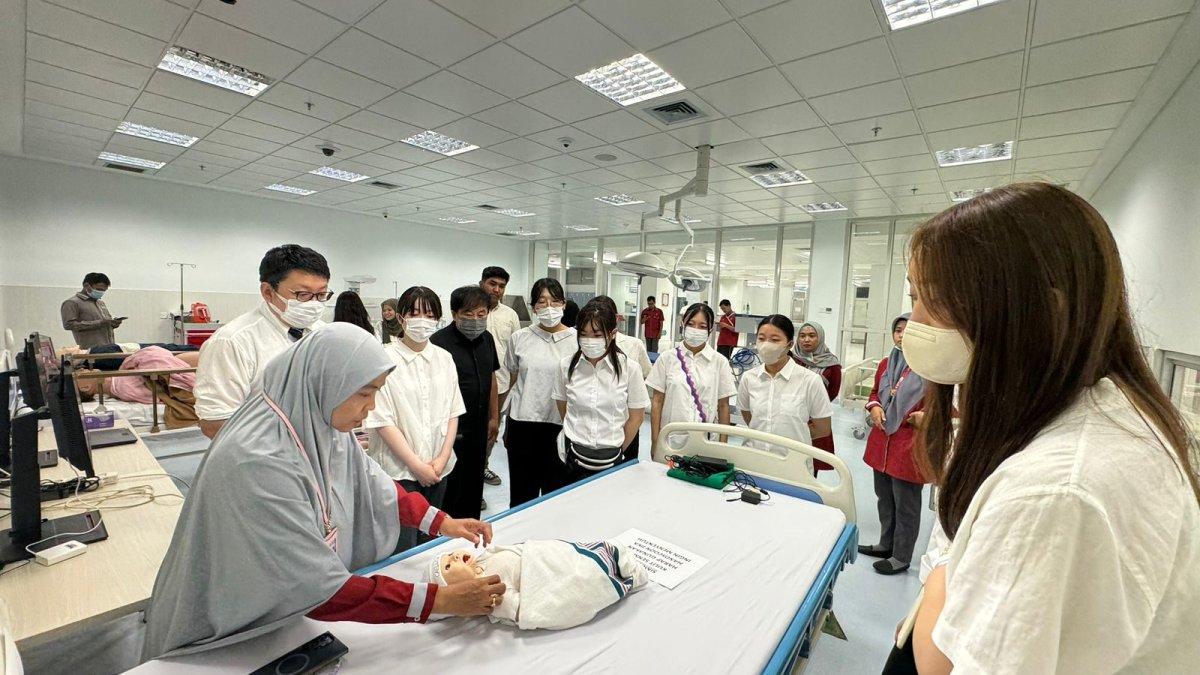 Para mahasiswa untuk melakukan observasi langsung di beberapa ruangan di RS Unhas.