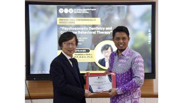 Dekan FKG Unhas, Irfan Sugianto, drg., M.Med.Ed., Ph.D., menyambut hangat kedatangan narasumber.