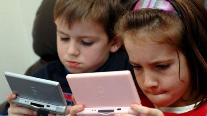 Ilustrasi screen time berlebihan pada anak bisa ganggu tumbuh kembangnya
