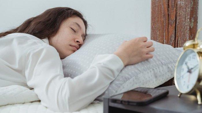 ilustrasi seseorang memilih tidur setelah makan