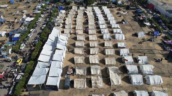 UNDP menyediakan puluhan bantuan bagi warga Palestina yang terlantar akibat pemboman Israel di Jalur Gaza, terlihat di Khan Younis pada Kamis, 19 Oktober 2023. Ratusan warga Palestina memadati kamp tenda kumuh di selatan Gaza, sebuah gambaran yang telah membawa dampak buruk bagi warga Palestina. kembali kenangan trauma terbesar mereka. Pembangunan kota tenda yang dilakukan secara dadakan di Khan Younis untuk melindungi sejumlah warga Palestina yang kehilangan atau meninggalkan rumah mereka selama beberapa hari terakhir akibat pemboman hebat Israel telah menimbulkan kemarahan, ketidakpercayaan dan kesedihan di seluruh dunia Arab. (AP Photo/Ashraf Amra, File)