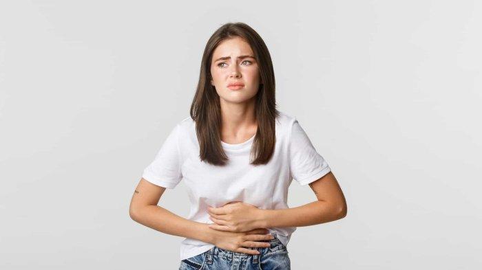 Ilustrasi seseorang yang mengalami heartburn saat GERD, berikut kenali pemicunya