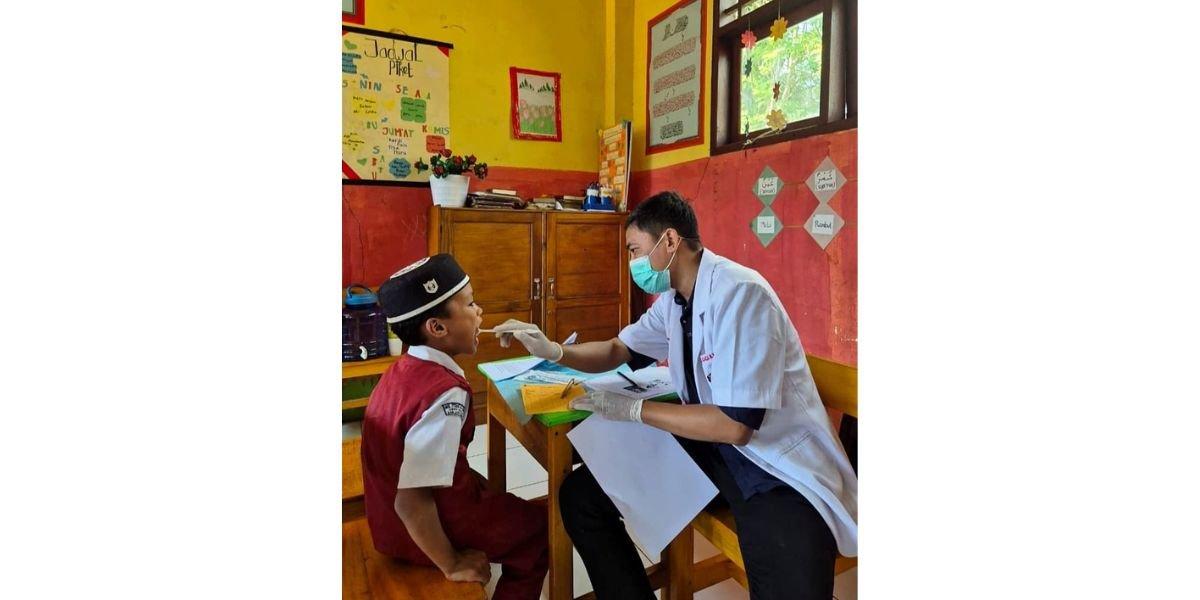 Pemeriksaan kesehatan gigi dan mulut anak-anak saat survey Endline Assessment “Healthier Smile Project” di Kabupaten Luwu Utara dan Luwu Timur, Sulawesi Selatan