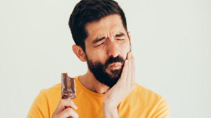 ilustrasi seseorang yang mengalami hipersensitif dentin