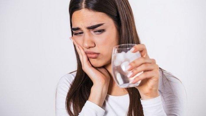 ilustrasi konsumsi minuman dingin saat buka puasa sebabkan gigi ngilu