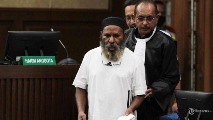 Terdakwa kasus dugaan suap dan gratifikasi Gubernur nonaktif Papua Lukas Enembe (depan) bersiap mengikuti sidang di Pengadilan Tipikor, Jakarta, Rabu (13/9/2023). Jaksa penuntut umum (JPU) KPK menuntut Lukas Enembe dengan hukuman 10 tahun dan enam bulan penjara, denda Rp1 miliar subsider enam bulan kurungan dalam kasus suap proyek pembangunan infrastruktur di Provinsi Papua. senilai Rp46,8 miliar, selain itu jaksa penuntut umum menjatuhkan pidana tambahan pada terdakwa untuk membayar uang pengganti Rp 47,8 miliar.