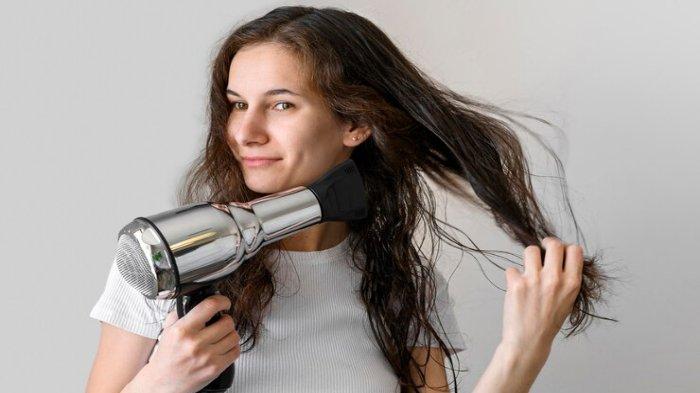 Ilustrasi penggunaan hair dryer