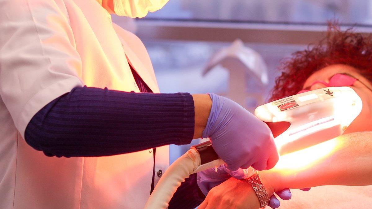 Ilustrasi melakukan treatment laser hair removal, berikut prosedur untuk melakukan treatment laser hair removal