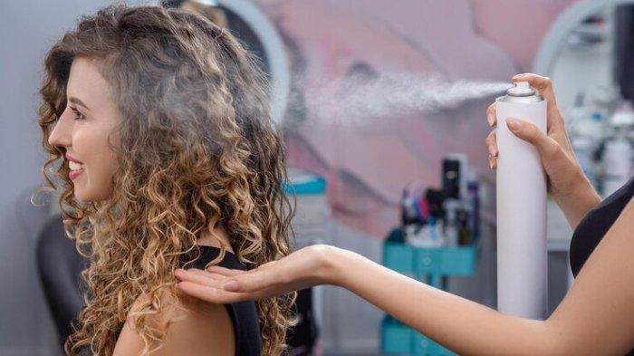 Ilustrasi penggunaan hair spray, berikut ini efek samping menggunakan hair spray
