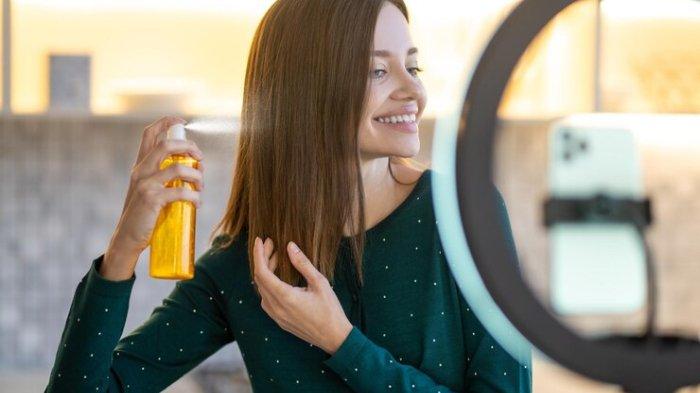 Ilustrasi penggunaan hair spray, berikut ini efek samping menggunakan hair spray