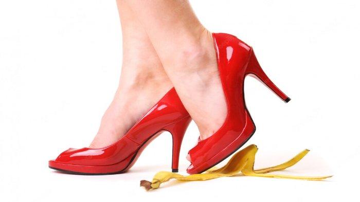 Ilustrasi seorang wanita menggunakan high heels