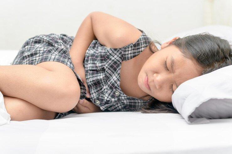 ilustrasi seorang anak yang mengalami hernia
