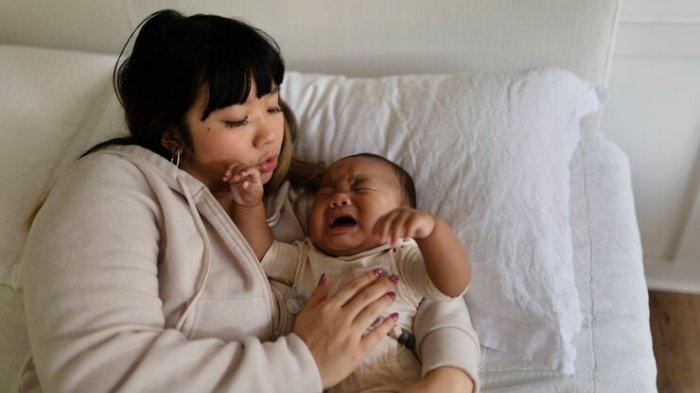 Ilustrasi bayi yang rewel, salah satu penyebab bayi kurang kalori