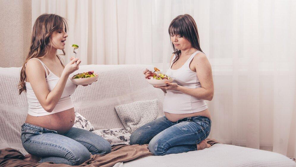 ilustrasi ibu hamil yang sedang makan, sering telat makan saat hamil bisa berdampak buruk pada kesehatan janin