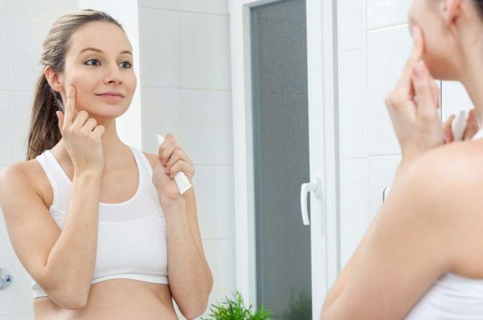 ilustrasi ibu hamil menggunakan skincare, berikut tips memilih skincare pada ibu hamil