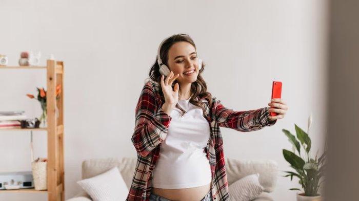 Ilustrasi ibu hamil mendengarkan musik klasik, berikut manfaatnya untuk ibu dan janin