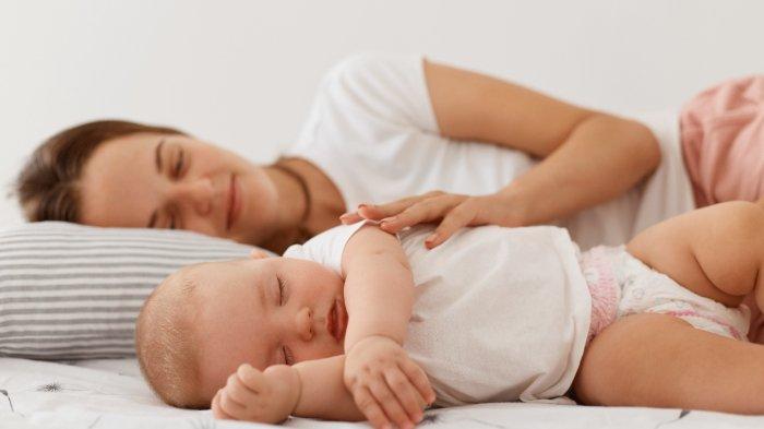 Ilustrasi ibu tidur dengan bayinya, berikut hal-hal yang perlu diperhatikan saat ibu tidur bersama dengan bayinya