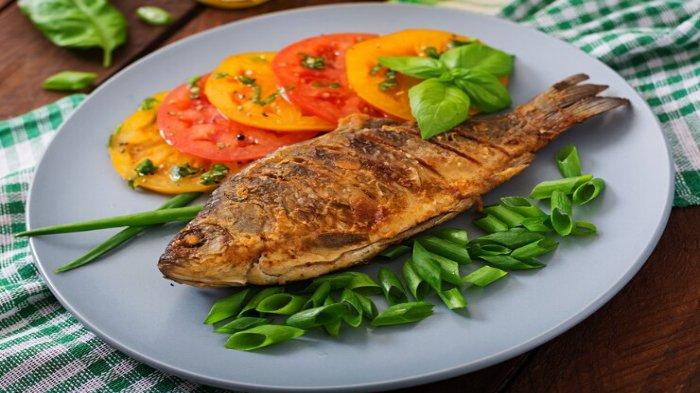 Ilustrasi ikan goreng, makanan yang harus dihindari penderita kolesterol tinggi
