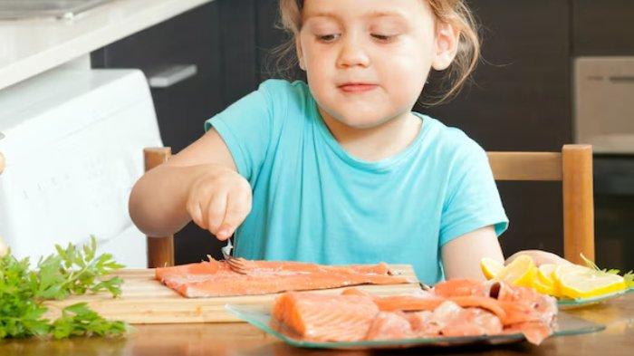 Ilustrasi anak makan ikan tuna, berikut ini manfaat ikan tuna untuk tumbuh kembang anak