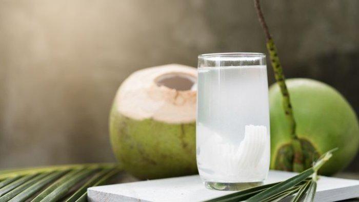 Ilustrasi air kelapa, salah satu pengobatan rumahan untuk asam lambung