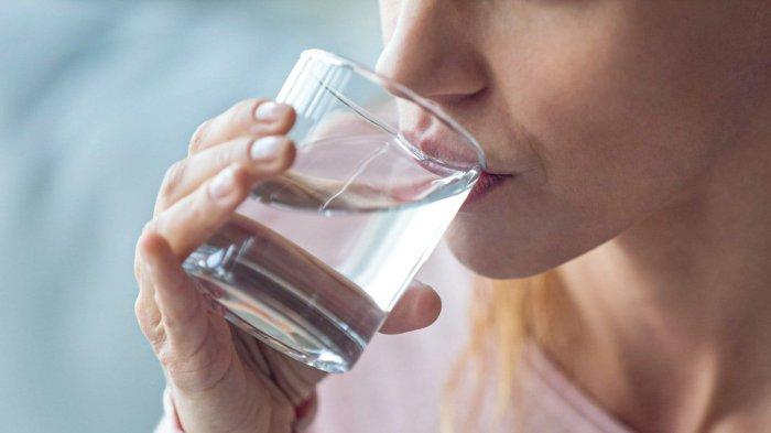 Ilustrasi konsumsi air putih hangat, salah satunya dapat meredakan sakit kepala
