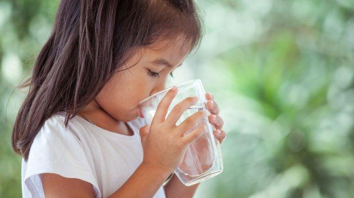 Ilustrasi anak susah minum air putih, berikut tips untuk atasi anak yang susah minum air putih