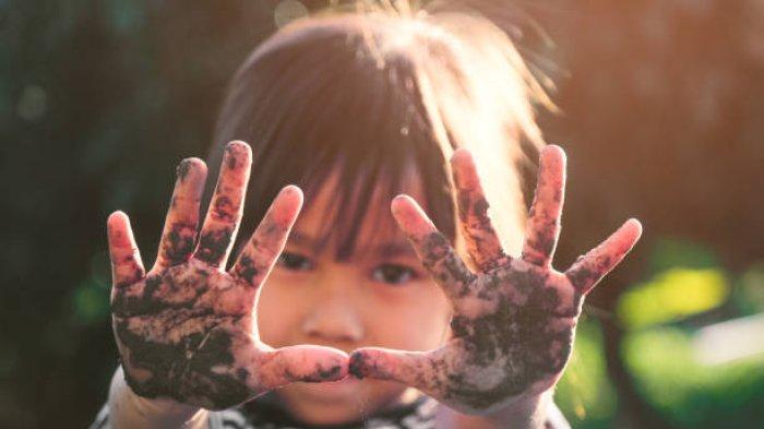 Ilustrasi anak-anak bermain dengan tanah