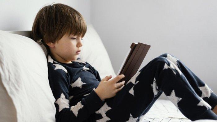 Ilustrasi anak kecanduan gadget, bisa hambat tumbuh kembangnya