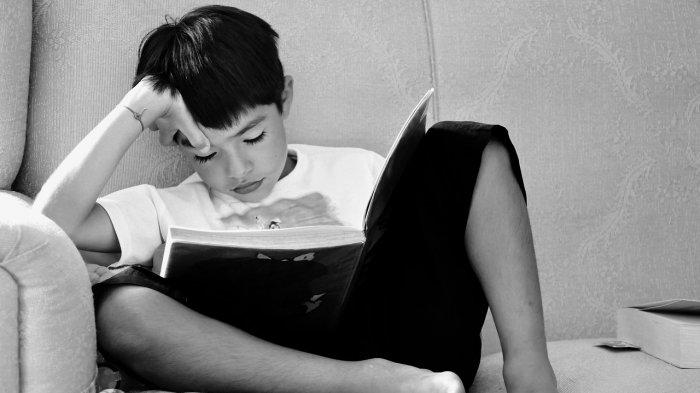 Ilustrasi membaca buku dengan posisi yang salah