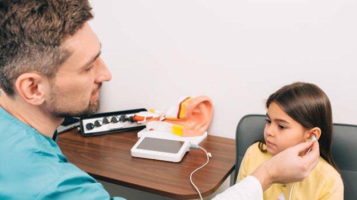 Ilustrasi pemeriksaan telinga pada anak, bolehkah telinga bayi dibersihkan dengan cara dikorek?