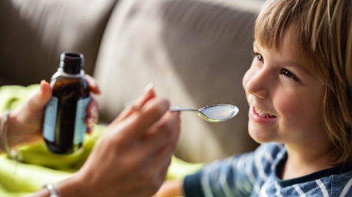Ilustrasi anak minum obat, berikut obat yang harus tersedia di rumah saat memiliki bayi