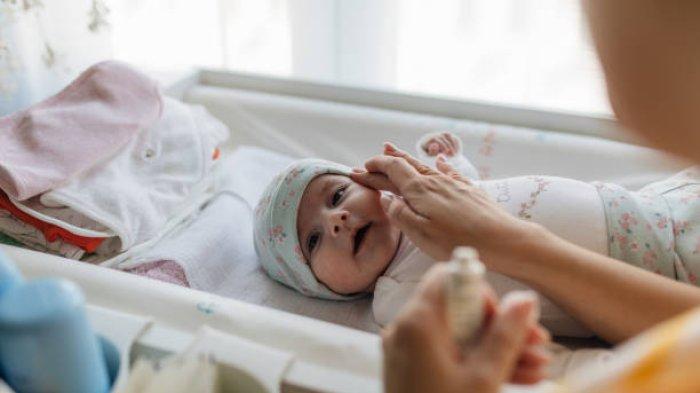 Ilustrasi bayi menggunakan skincare
