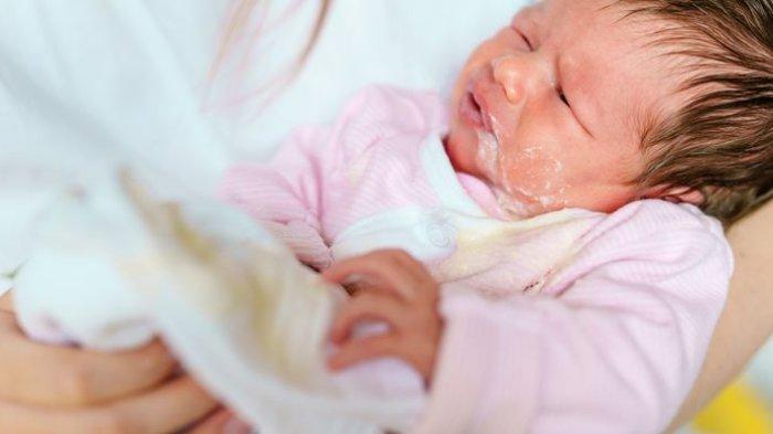 Ilustrasi bayi muntah setelah diberikan vaksin oral