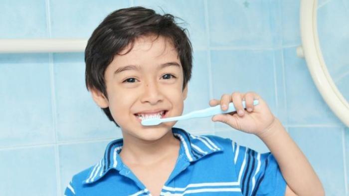ilustrasi anak belajar sikat gigi, berikut ini cara agar anak rutin sikat gigi