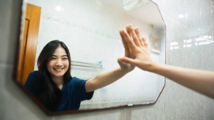 Ilustrasi berbicara sendiri di kamar mandi