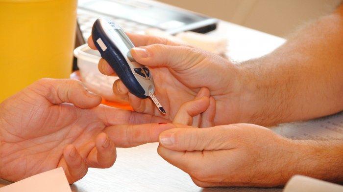 Ilustrasi cek gula darah diabetes