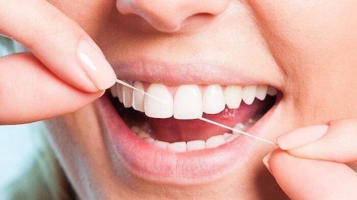 Ilustrasi pemakaian dental floss.