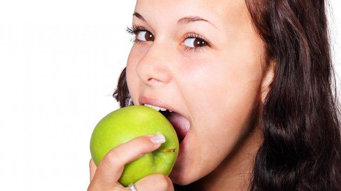 Ilustrasi makan buah segar
