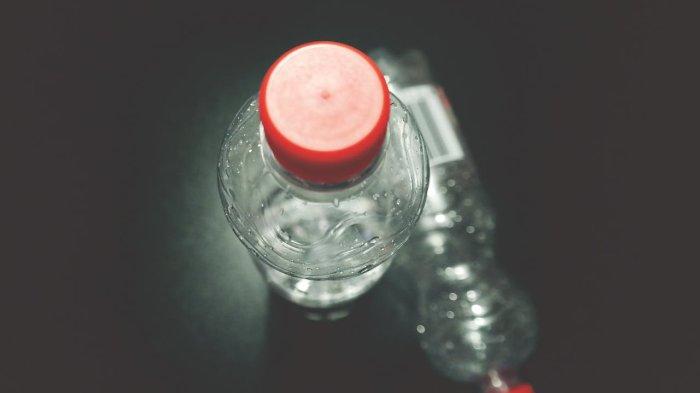 Ilustrasi - Kandungan mikroplastik pada botol plastik