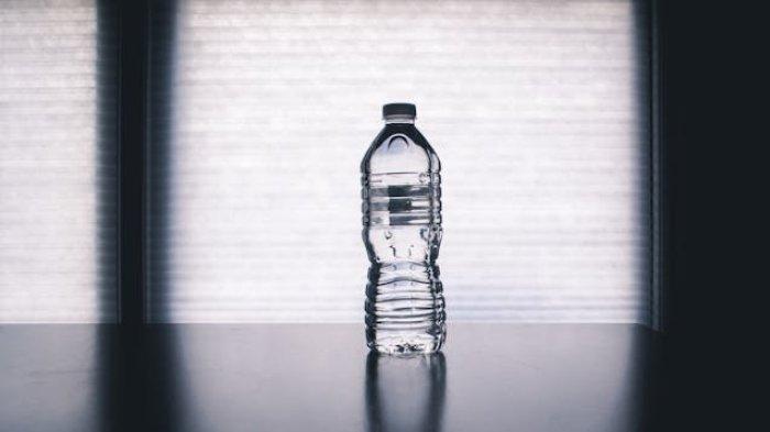 Ilustrasi - Kandungan mikroplastik pada botol plastik