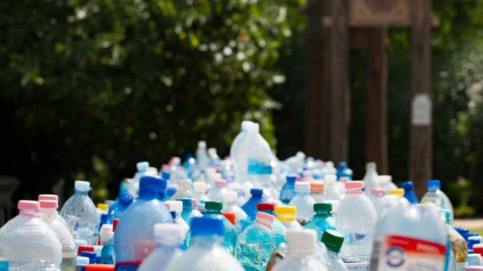 Ilustrasi - Kandungan mikroplastik pada botol plastik