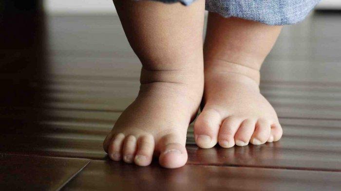 Ilustrasi anak jalan kaki tanpa gunakan alasan kaki, berikut kenali manfaatnya