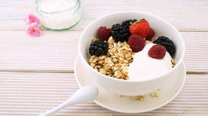 Ilustrasi konsumsi oatmeal saat diet
